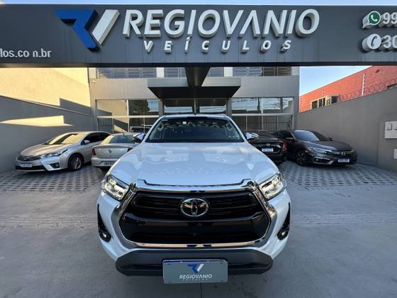 TOYOTA HILUX 2.8 D-4D TURBO DIESEL CD SRX 4X4 AUTOMÁTICO TOYOTA HILUX 2.8 D-4D TURBO DIESEL CD SRX 4X4 AUTOMÁTICO